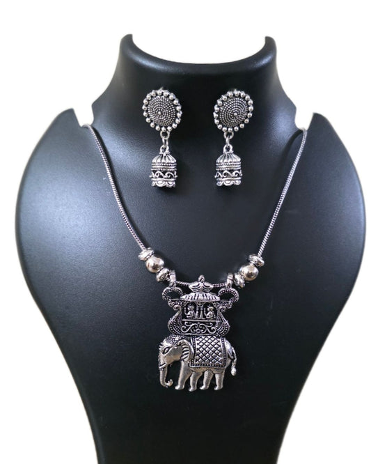 Chic Chain Necklace with Modern Design